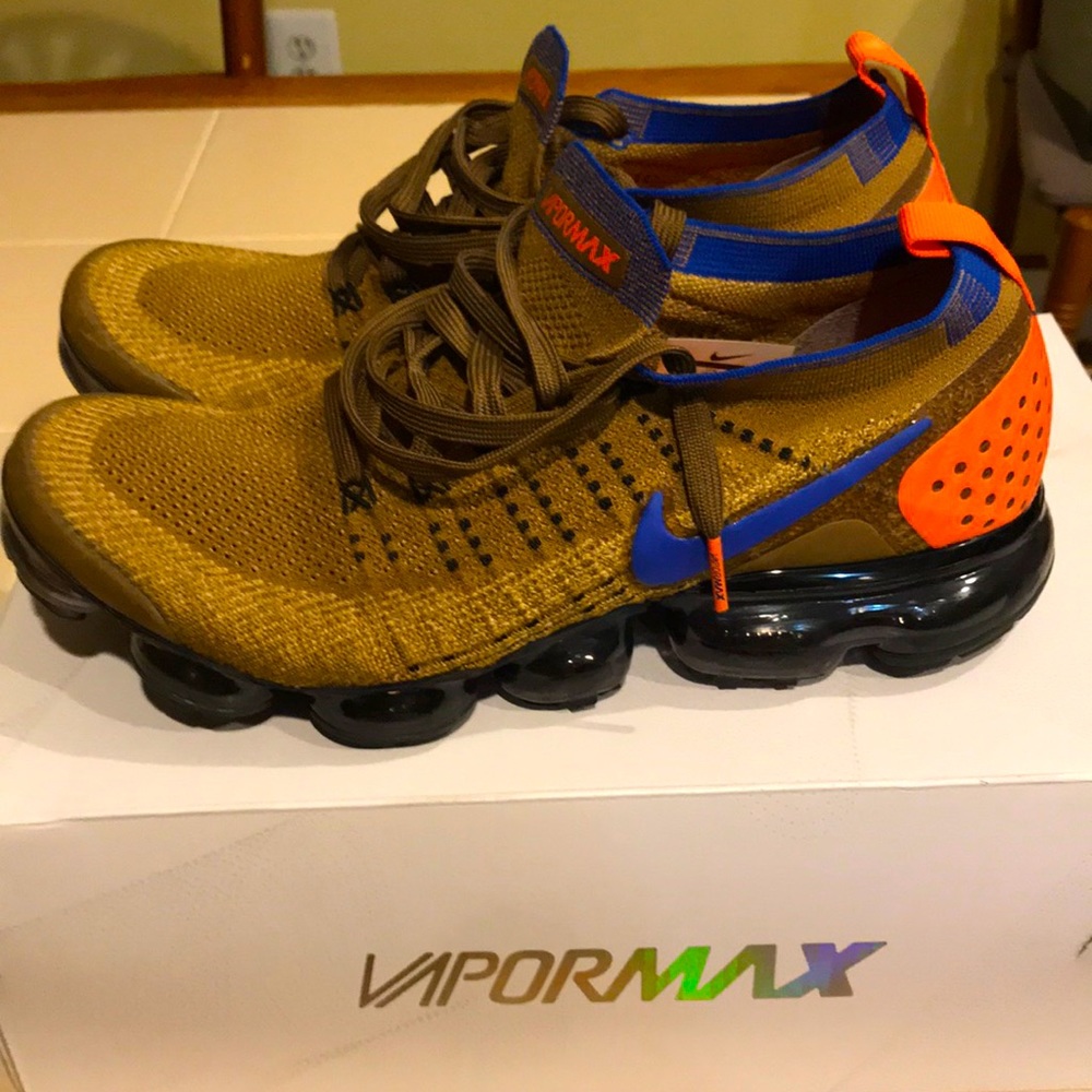 I am selling my vapor max size 9.5 us flyknit 2